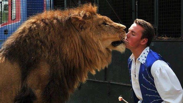 Thomas Chipperfield and a Lion