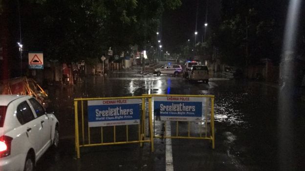 மின் இணைப்பு இல்லை; சாலை எங்கும் வெள்ளம்: நள்ளிரவில் தவித்த சென்னைவாசிகள்