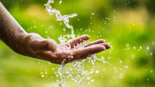 Mano con agua