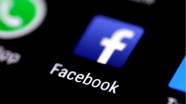 Celular com atalho para app do Facebook