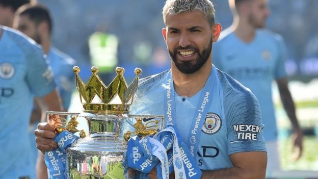 Sergio Agüero con el trofeo de la Premier