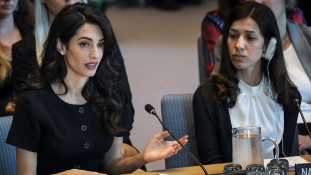 الحقوقية أمل كلوني والناشطة الحقوقية العراقية نادية مراد في جلسة بمقر الأمم المتحدة