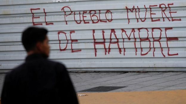 Cartel en Caracas de "El pueblo muere de hambre".