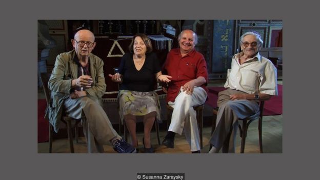 Os quatro falantes restantes de ladino em Sarajevo sentados: David Kamhi, Ester (Erna) Kaveson Debevec, Jakob Finci e Moris Albahari