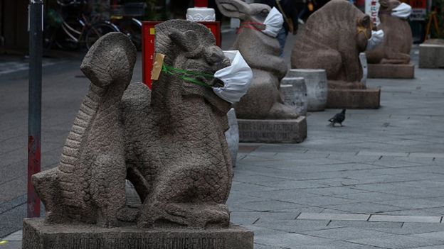 Japonya'da heykellere maske takıldı