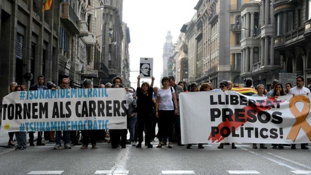 Stuðningsmenn sjálfstæðismótmæla Katalóníu í Barcelona, ​​14, október 2019