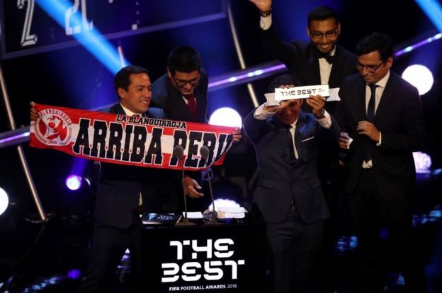 Hinchas de Perú reciben el premio The Best