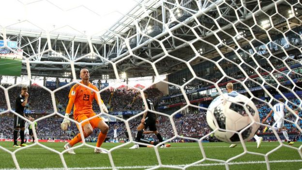 El portero argentino ve como el balón entra en su portería.