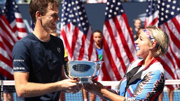 Jamie Murray and Bethanie Mattek-Sands with the US Open mixed doubles trophy