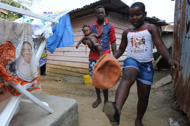 Niños juegan en el exterior de una casa en Bata, Guinea Ecuatorial