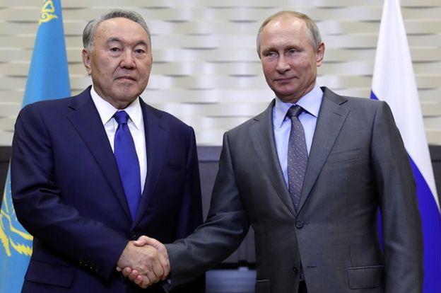 El presidente kazajo, Nursultan Nazarbayev, saluda al presidente ruso, Vladimir Putin en una reunión en Sochi en octubre.