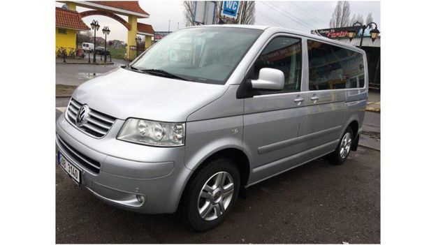 Chiếc xe Multivan VW (Volkswagen) 7 chỗ mang biển số 2AB-3140 do ông Nguyễn Hải Long thuê từ ngày 20-24/7. Ảnh chụp xe đỗ trước cửa văn phòng Hieu Bui Travel, ngay trước cổng Trung tâm thương mại Sapa, thủ đô Prague, Cộng hòa Czech.