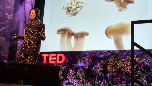 Jae Rhim Lee en Ted Talk con un traje a base de hongos