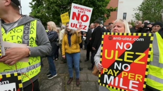ulez-surrey-county-council-warns-ulez-officials-on-signage-bbc-news