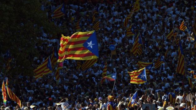 Multitud con banderas catalanas