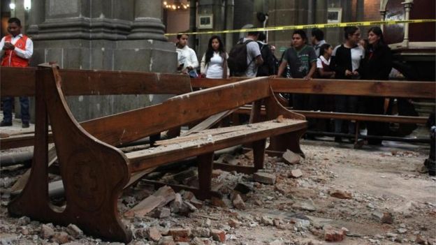 Daños en una iglesia tras el terremoto.
