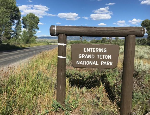 Cartel que anuncia la entrada a Parque Nacional de Grand Teton, en Wyoming, EE.UU.