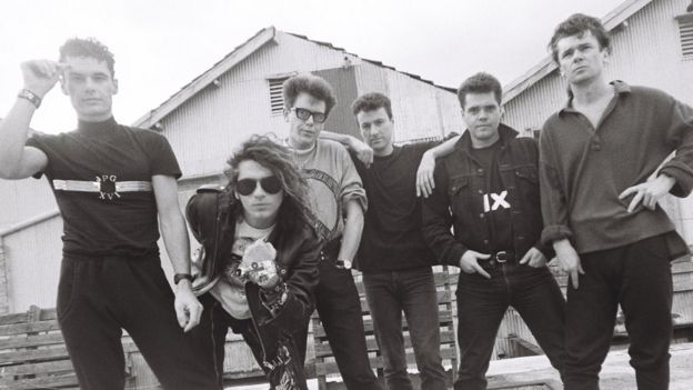 INXS en 1987 (LR): Jon Farriss, Michael Hutchence, Kirk Pengilly, Garry Gary Beers, Andrew Farriss, Tim Farriss