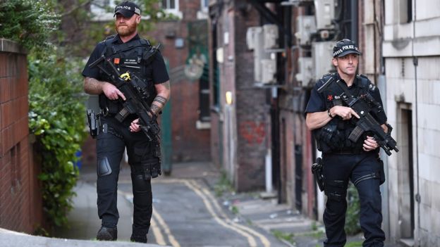 Polis manchester'da devriye geziyor.