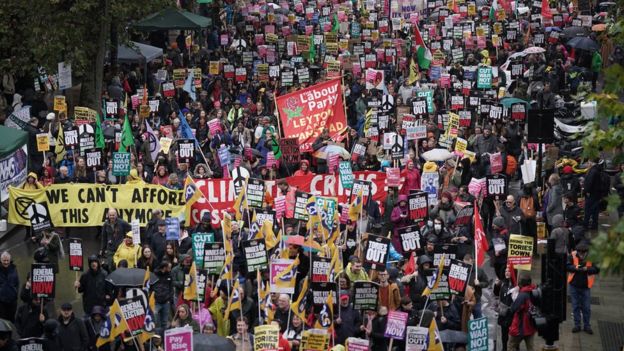 Thousands join London protest calling for general election - BBC News
