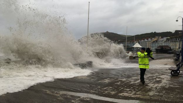 Las olas se han hecho sentir en el paseo marítimo de Aberystwyth.