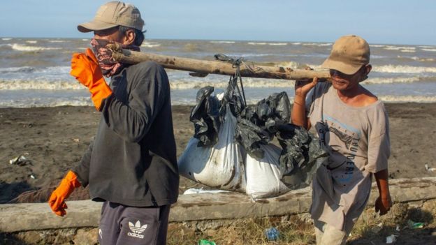 Tumpahan Minyak Dan Gas Proyek Pertamina Di Laut Jawa: Ribuan Karung ...