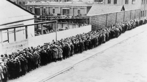 Fila de personas esperando que les den comida. Nueva York, 1930.