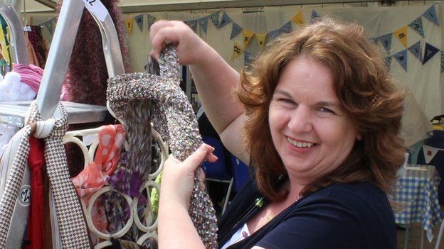 Mae Tegwen Morris yn derbyn yr MBE am ei gwasanaeth i'r iaith a diwylliant yng Nghymru