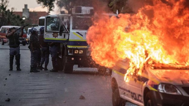 Güney Afrika'da yanan polis aracı