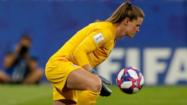 La portera de la selección de EE.UU. de fútbol Alyssa Naeher con el balón