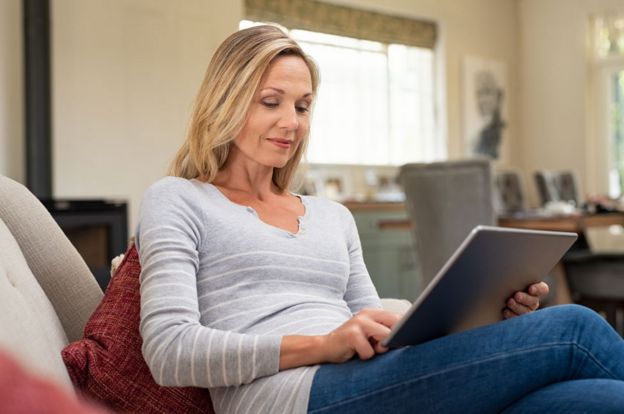 Mujer leyendo desde una tablet