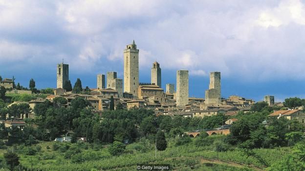 Vào cuối thời kỳ trung cổ, San Gimignano có 72 tòa tháp để bảo vệ các gia đình quý tộc phong kiến, một số tháp cao tới 230 foot, nay chỉ còn 14 tháp