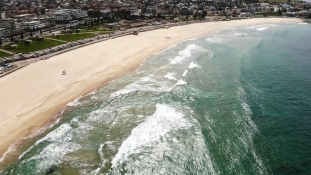 অস্ট্রেলিয়ার সিডনিতে বন্ডি বিচ। এই সমুদ্র সৈকতেও সামাজিক দূরত্ব বজায় রাখার নির্দেশ দেওয়া হয়েছে।