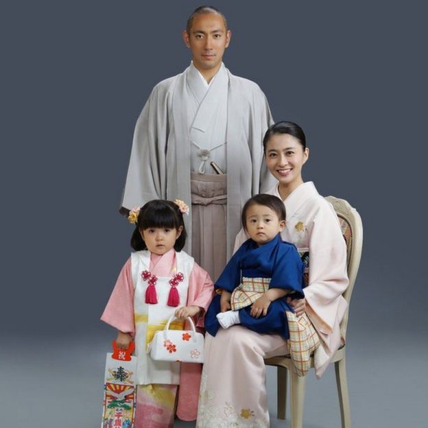 Una foto familiar de Kobayashi junto a su esposo y sus dos hijos.