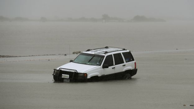 Auto varado en una inundación