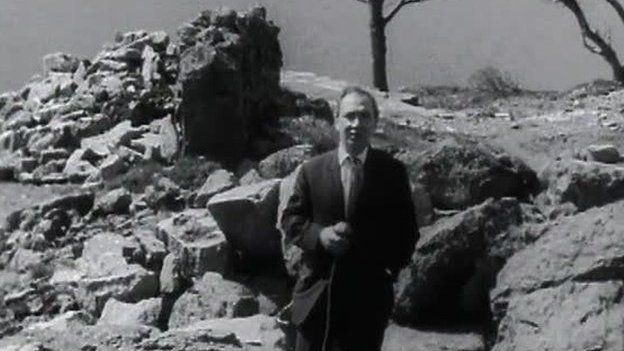 Y diweddar T. Glynne Davies yn gohebu o Gapel Celyn, safle Tryweryn yn 1967