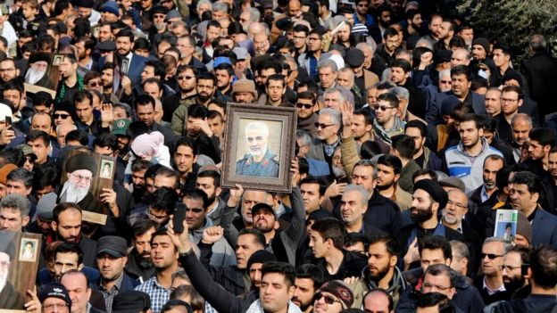 Kasım Süleymani'nin ölümünün ardından toplanan İranlılar