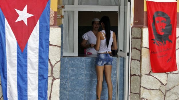 Mujer cubana en una tienda de comida