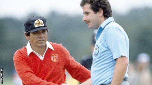 Lee Trevino shakes hands with Sam Torrance after beating him in the 1981 Ryder Cup singles