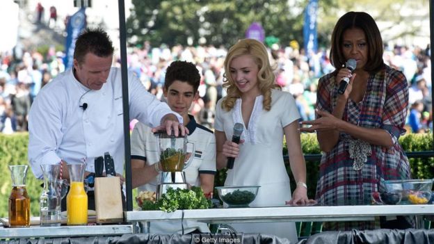 A ex-primeira-dama dos EUA Michelle Obama mostrou como fazer um smoothie de kale em um evento de Páscoa da Casa Branca em 2014