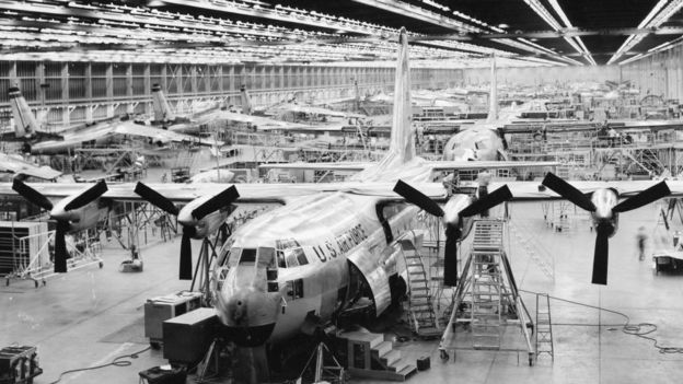Fabricación del Hércules C-130 A en Georgia, Estados Unidos, 1955.