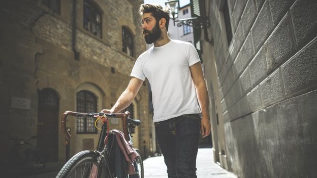 Hombre joven con bicicleta.