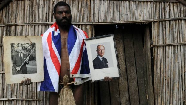 El príncipe Felipe recibió como obsequio un taparrabos.