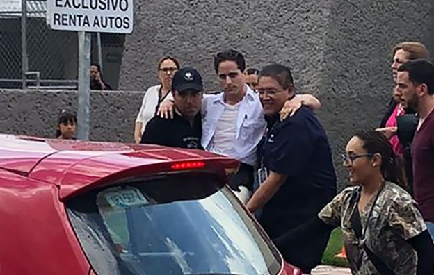 Homem ferido em acidente no México é colocado em carro