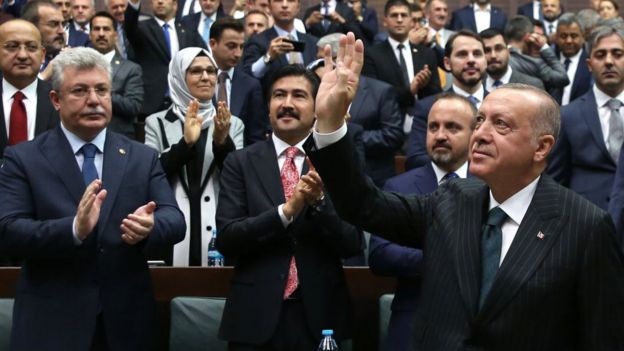 Erdoğan Meclis'te AKP Grup toplantısında vekilleri selamlıyor