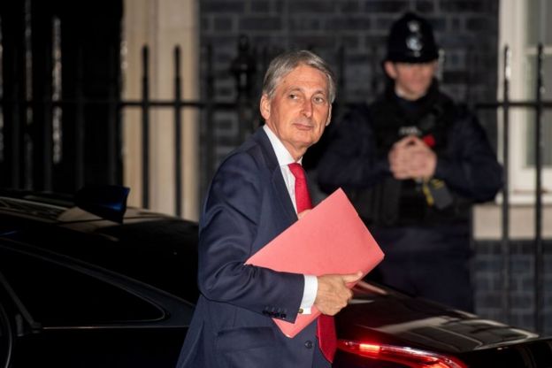İngiltere Maliyet Bakanı Philip Hammond da Salı gecesi başbakanlık konutuna gelen isimlerdendi