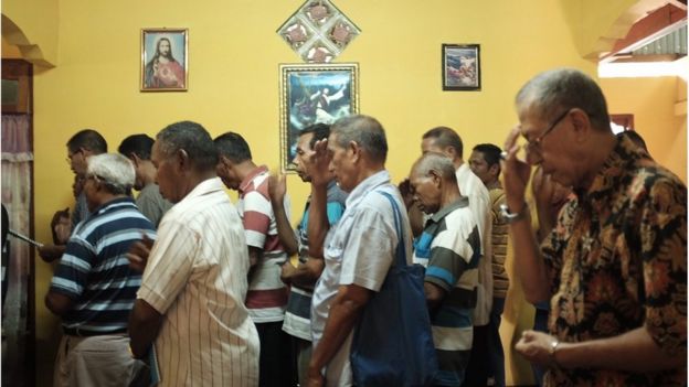 Confraria da Rainha Rosari, sebuah persekutuan umat Katolik beranggotakan para lelaki kepala keluarga yang membawakan doa pembukaan kegiatan prosesi Jumat Agung, sedang melakukan latihan.