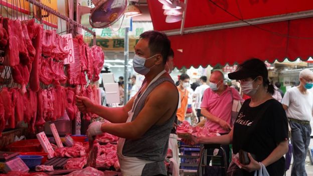 香港卫生官员呼吁当人公众减少到菜市场，降低传播和感染病毒的机会。