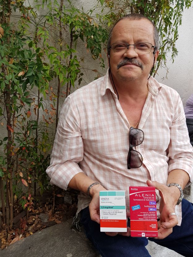 O aposentado Francisco Single com medicamentos que ele obtém na farmácia do SUS em São Paulo (SP)