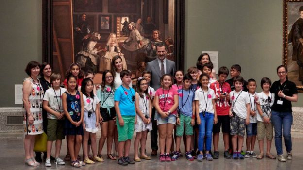 Los reyes de España con un grupo de niños en el Museo del Prado